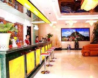 Super 8 by Wyndham Shiyan Beijing Zhong Lu - Shiyan - Front desk
