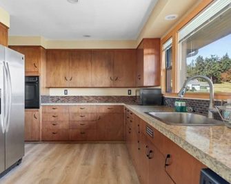 Perch - Balda Getaway: Spacious family friendly rambler with harbor view - Oak Harbor - Keuken