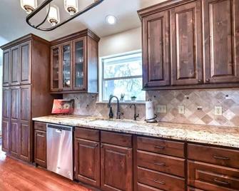 StunningHome on The Blanco River - Blanco - Kitchen