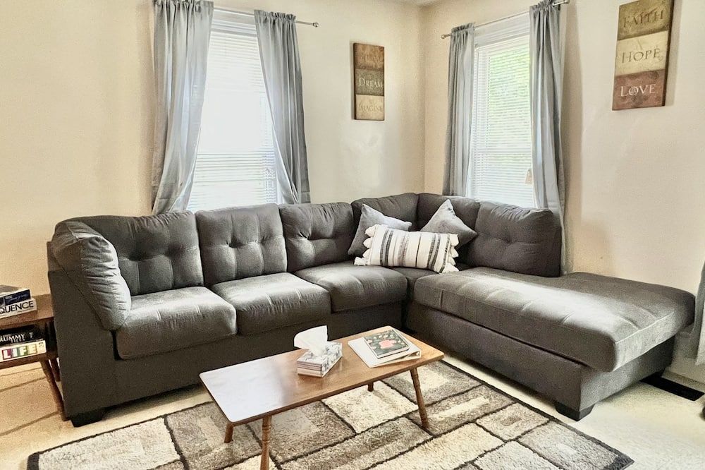 Quaint 2 bedroom apartment. 5 minute walk to down town Close to local bike trail