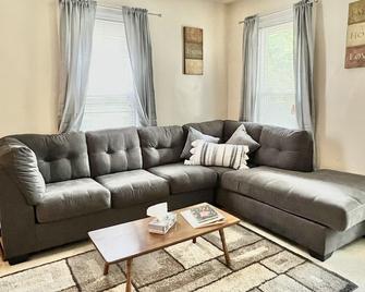 Quaint 2 bedroom apartment. 5 minute walk to down town Close to local bike trail - Warren - Sala de estar