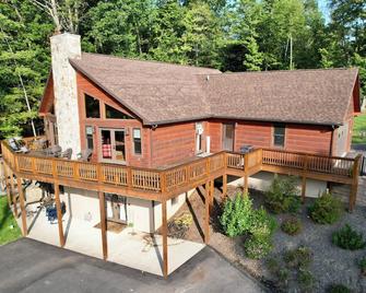 Cozy 2-bedroom cabin with lots of room, AC and WiFi near the Blue Ridge Parkway. - Galax - Будівля