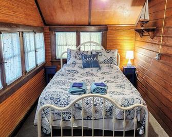 Lake George cottage with large lakefront lawn - Fremont - Bedroom