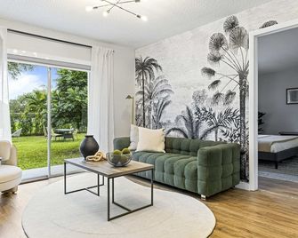 Hidden Garden: A Serene Miami Escape - Cutler Bay - Living room