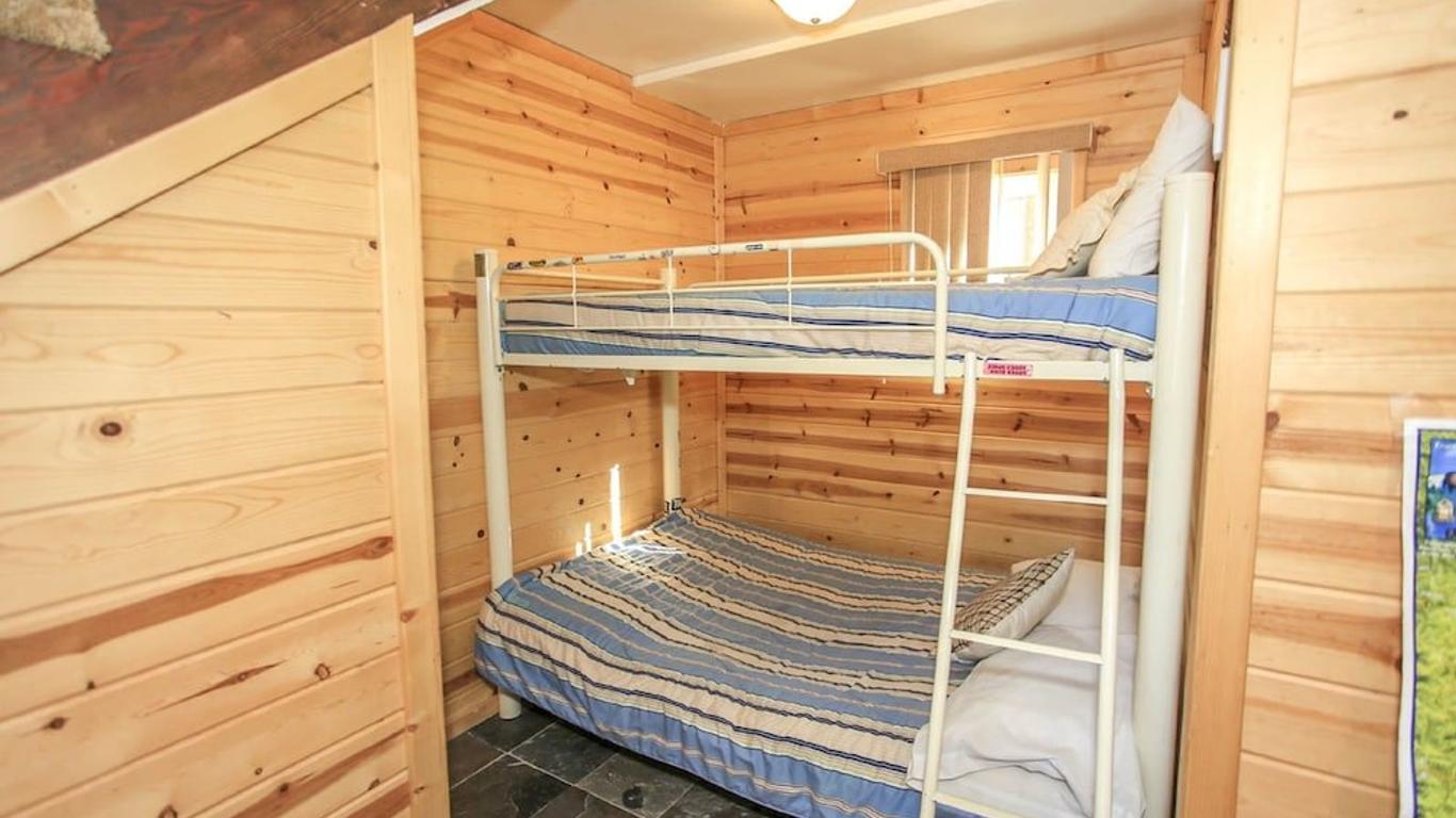 Lakeside Cabin 10