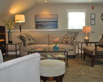 Beautifully Appointed 2 Bedroom Condo in the Heart of Friday Harbor - Friday Harbor - Huiskamer