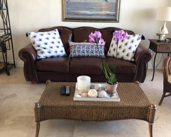 Beautiful Apartment Over Looking the Ocean and the Bay. - Hutchinson Island - Living room