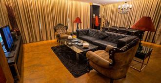 Fields Plaza Suites Condo-Hotel - Angeles City - Living room