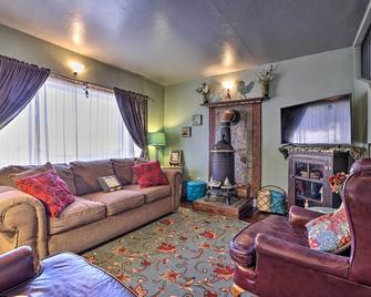 Charming Cedar City Retreat - Walk to Downtown! - Cedar City - Living room