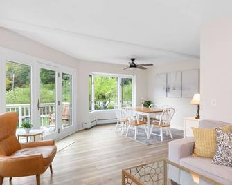 Spacious Townhome Perfect for Groups & Family Fun! - Plymouth - Living room