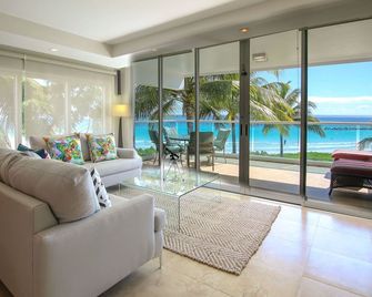 Stunning Beachfront 2-Bed Condo with Pool - Ocean One 204 - Dover - Phòng khách