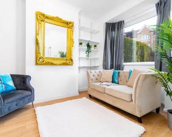 Luxury 3 Bedroom House - Harborne - Parking - Garden - Wifi & Netflix 122G - Birmingham - Living room