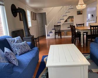 Block Island The Way It Used To Be!!! Steps From Everything!!! - Block Island - Living room