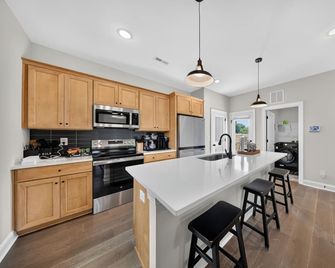 Escape at this New Build with 3 Bedrooms King Bed at Kings Mountain Near Casino - Kings Mountain - Cocina