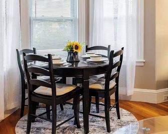 4br Family Home • Parking • Near Boston & Gillette Fifa - Norwood - Salle à manger