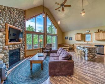 Now Available!! Comfortable 4 bed / 3 bath lakeside villa close to the action - Biwabik - Living room