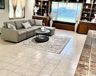 Sweet Family Home, spacious area with all new material inside the house - Lufkin - Huiskamer