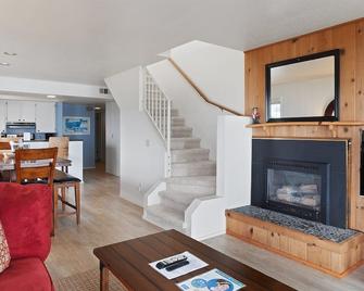 Oceanfront Escape: 4 Br, 3 Ba Condominium In San Simeon, Sleeps 10 - San Simeon - Living room