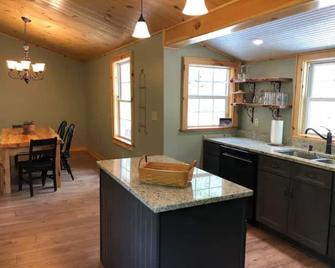 Christy's Creekside Cabin - calm, cozy, comfort - Pickens - Kitchen