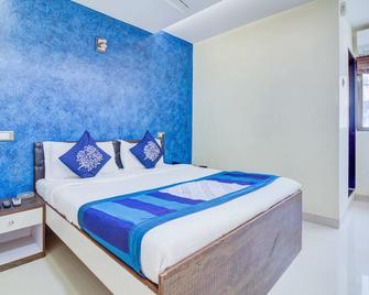 Oyo 9748 Hotel Girgaon Palace - Mumbai - Bedroom