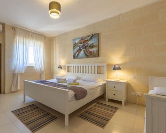 Idyllic Farmhouse With Pools And Views - Qala - Habitación