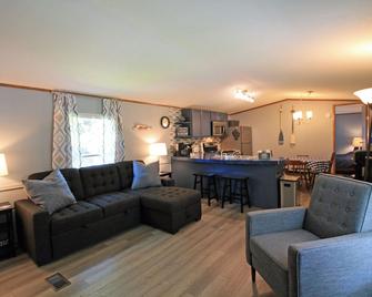 Camp \'I See the Lake!\' on Canadarago Lake, NY - Richfield Springs - Living room
