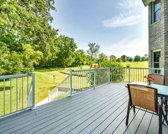 Spacious Beloit Retreat Close to Parks and Trails! - Beloit - Balkon