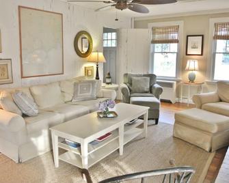 Summer Beach Fun in a Exclusive beach community! - Groton - Living room