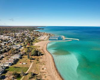 Dom Rodzinny Lakeview Getaway - Walk to Lake Huron - Rogers City - Playa