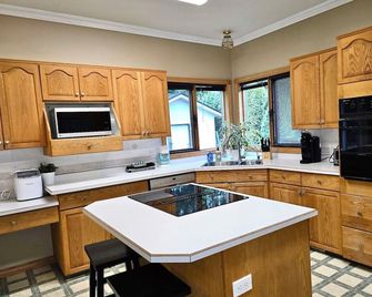 The HI-Mark House - Hot tub,AC,Pool table, Pool May2026 - Sicamous - Kitchen