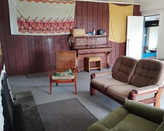 Back country retreat - Waverley - Living room