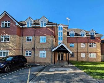 Charming 2-Bedroom Flat With Parking - Swanley - Building