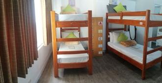 V - Rooms Hostel - Adults Only - Makati - Makuuhuone