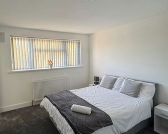 Near Heathrow - Studio - Wifi - Parking - Sleeps 2 - Uxbridge