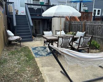 Cozy 2 Bedroom DC Stay w Private Patio + Fire-pit - Washington, D.C. - Patio
