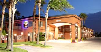 Texas Inn & Suites McAllen at La Plaza Mall and Airport - Mcallen - Gebouw