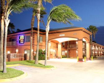 Texas Inn & Suites Mcallen - מק'אלן - בניין