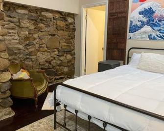 Hello Small Stone - Middletown - Bedroom
