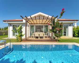 Sunteos Villa Suites - Μάκρη - Πισίνα
