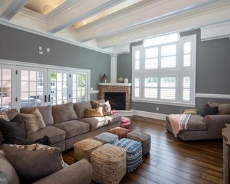 Expansive Modern Farm House on 8 park-like acres - Collegeville - Sala de estar