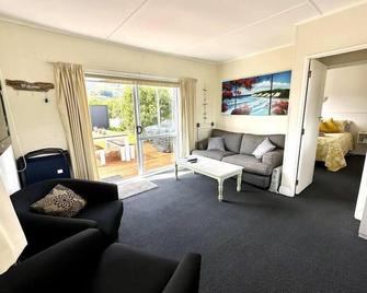 Pohara's Seaside Chalet - Pohara - Salon