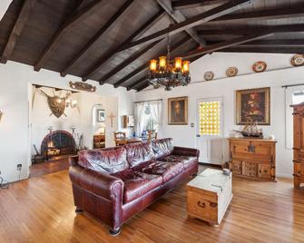 Dana Point Spanish Revival 1 Bedroom Home - Dana Point - Living room
