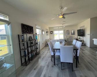 Spacious 5-bedroom house with AC, WiFi in fantastic Rockledge - Rockledge - Dining room