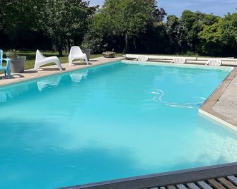 Maison Tout Confort Avec Piscine et Terrain de Tennis Dans le Marais Poitevin - Saint-Jean-de-Liversay - Piscina