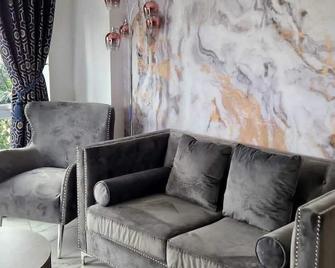 Two bed apartment with balcony Slough,Windsor,Legoland - Slough - Living room