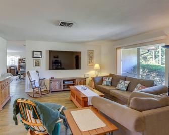 2 Mi to Rainbow River Home in Dunnellon - Dunnellon - Living room