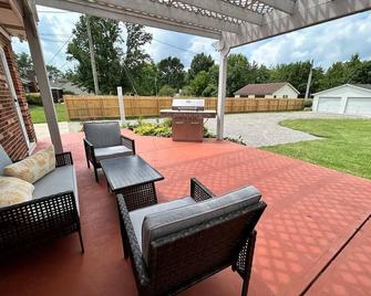 Beautiful country retreat in the heart of NKY! Minutes from downtown Cincinnati. - Florence - Patio