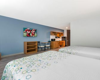 HomeTowne Studios by Red Roof Tampa - Airport - Tampa - Bedroom