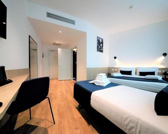 آير رومز روم إيربورت باي هيلوسكي - فيوميتشينو - غرفة نوم