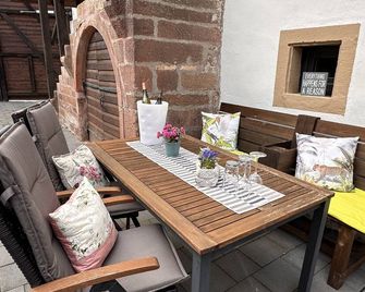 Vacation home WinzerGlück with its own terrace in the courtyard, centrally located in the village - Weisenheim am Berg - Innenhof